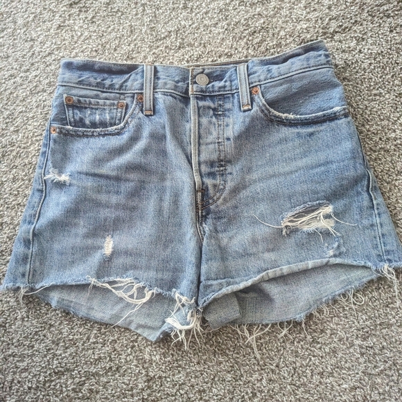 Levi Wedgie Light Wash Short - Picture 2 of 9